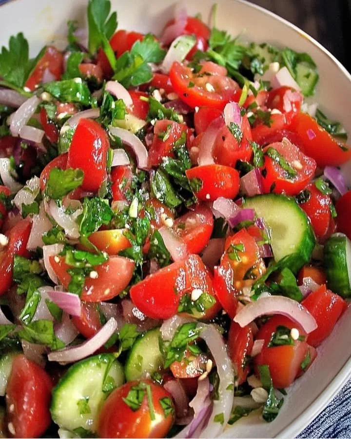 Frischer türkischer Tomatensalat mit frischen Zutaten und Gewürzen