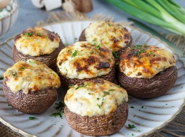 Gefüllte Champignons aus der Heißluftfritteuse, lecker und einfach zuzubereiten.