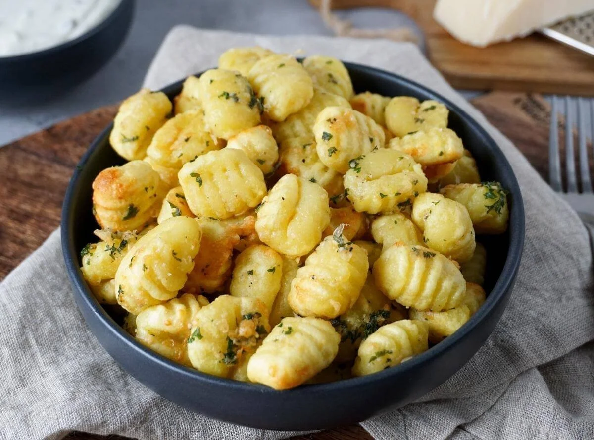Gnocchi aus der Heißluftfritteuse mit Parmesan gereicht auf einem Teller