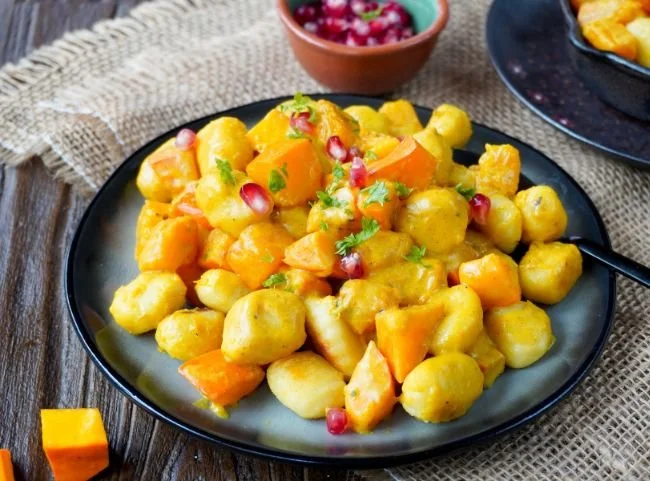 Gnocchi-Pfanne mit Kürbis, ein herzhaftes und saisonales Gericht.