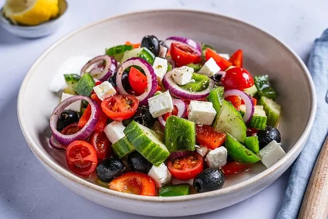 Leckere Portion griechischer Bauernsalat mit frischem Gemüse und Feta