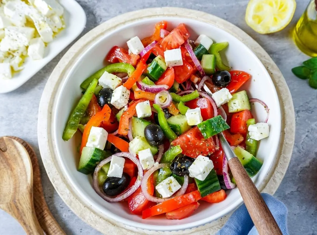 Erfrischender Griechischer Salat mit frischem Gemüse und Oliven