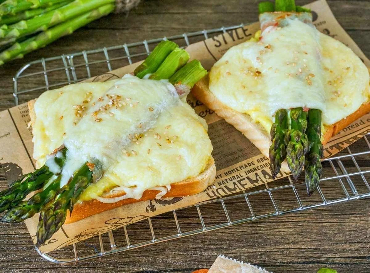 Grüner Spargeltoast mit frischem Spargel und goldbraunem Brot