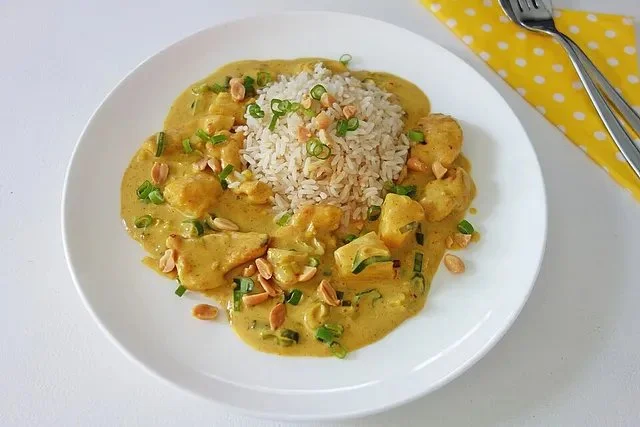 Hähnchen-Ananas-Curry mit Reis auf einem Teller serviert