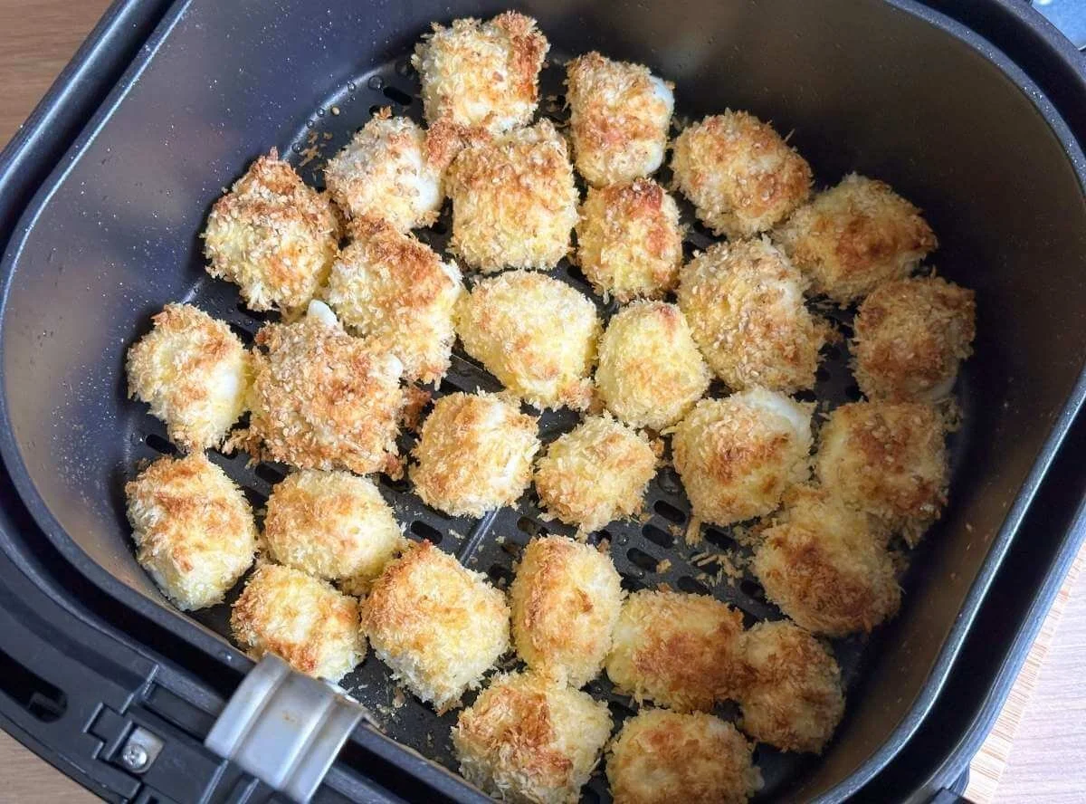 Knusprig zubereiteter Halloumi aus der Heißluftfritteuse auf einem Teller