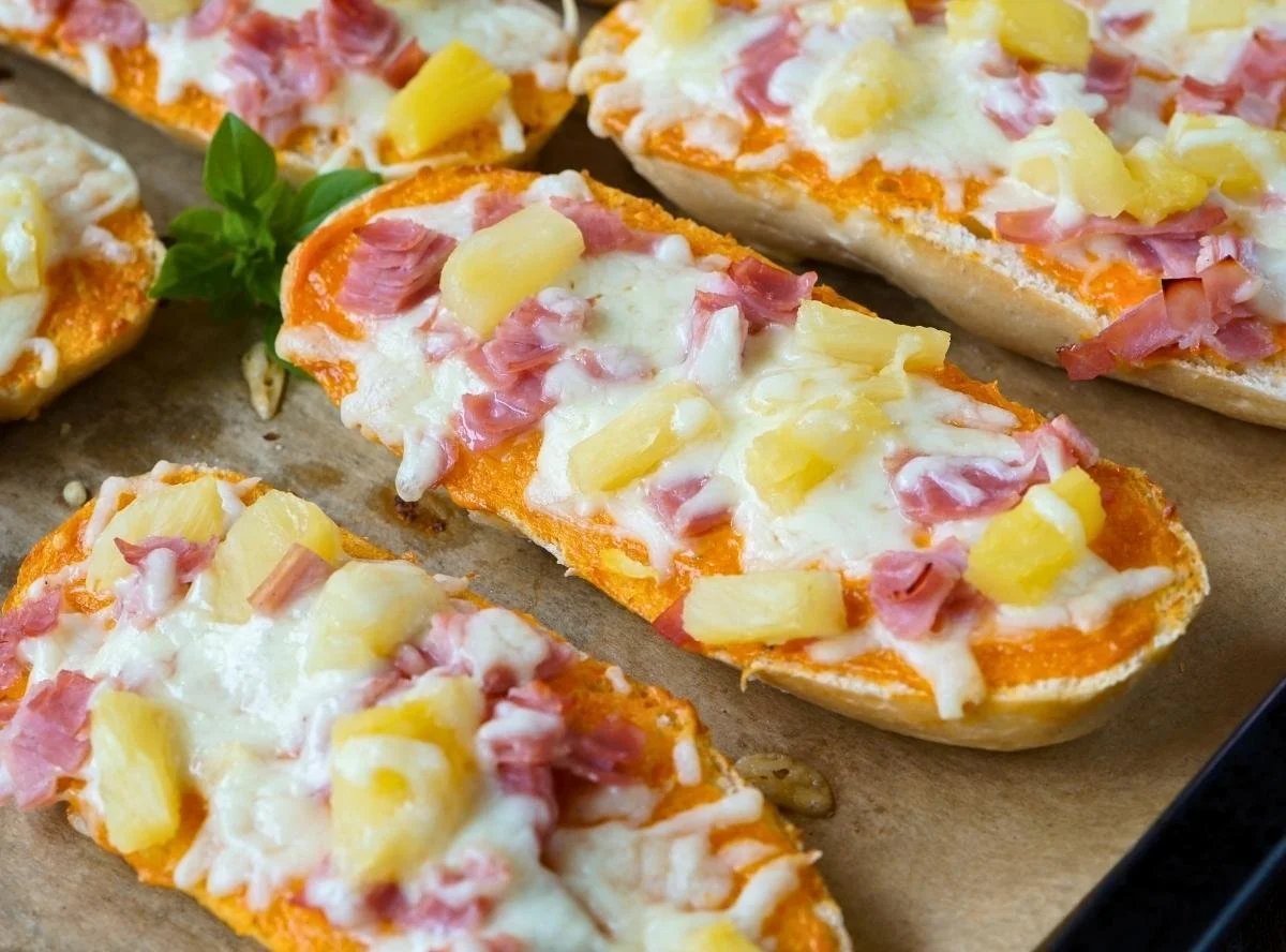 Hawaii-Baguette mit frischen Zutaten und exotischen Aromen