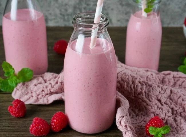 Leckere Himbeersmoothie mit frischen Himbeeren und Joghurt