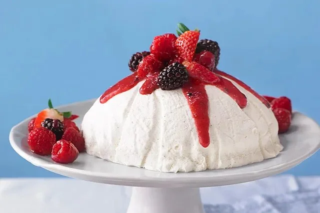 Joghurt-Bombe von Sascia mit frischen Früchten und Sahne-Topping