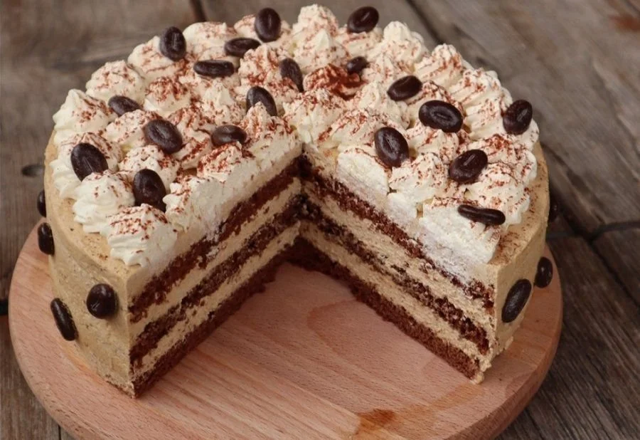 Kaffeetorte mit Schokoladenglasur und Kaffeebohnen dekoriert