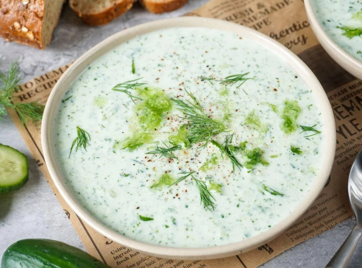 Erfrischende Kalte Gurkensuppe mit Dill und Joghurt in einer Schüssel