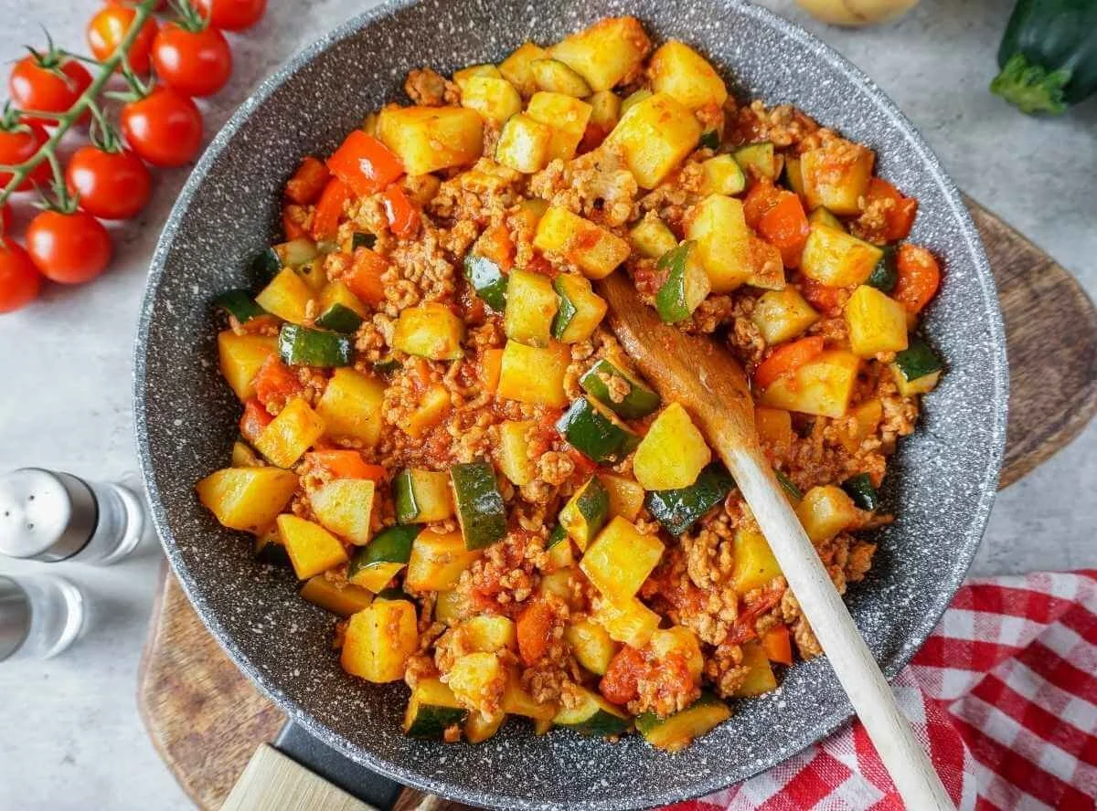 Leckere Kartoffel-Zucchini-Pfanne mit frischen Zutaten und Gewürzen