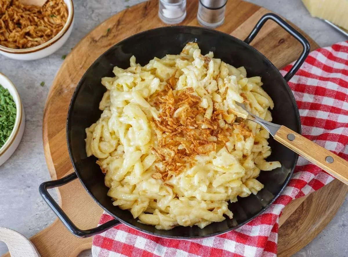 Rasend schnelles Rezept für Käsespätzle in einer Pfanne serviert