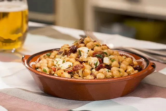 Kichererbsensalat mit getrockneten Tomaten und Feta auf einem Teller