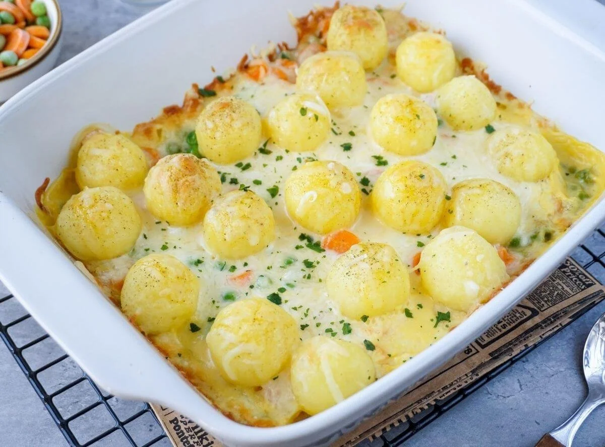 Knödelauflauf mit Gemüse und Sauce Hollandaise, schmackhaft und einfach zubereitet.