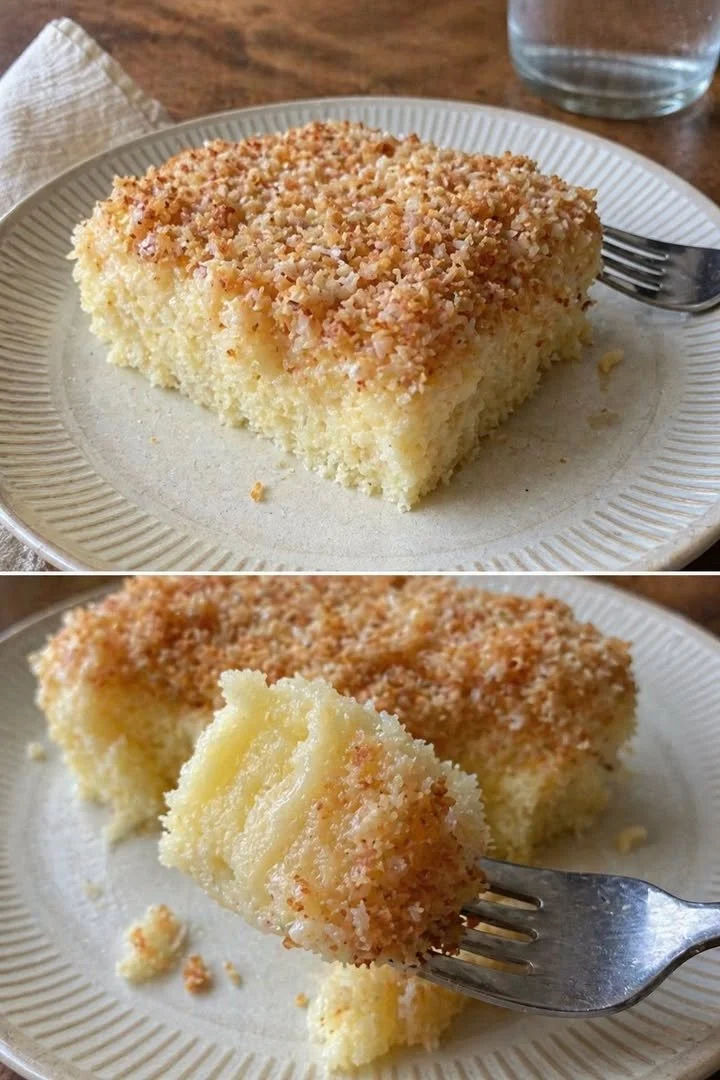 Kokos-Pudding Blechkuchen auf einem Teller mit Kokosraspeln dekoriert