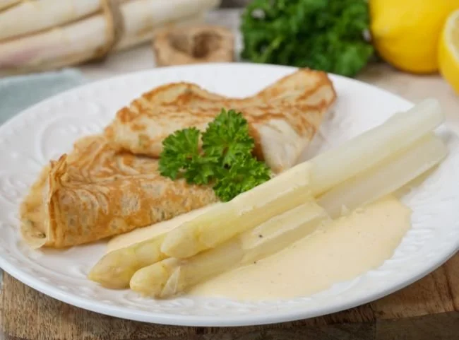 Köstliche Kräuterpfannkuchen mit frischen Kräutern und frischem Gemüse