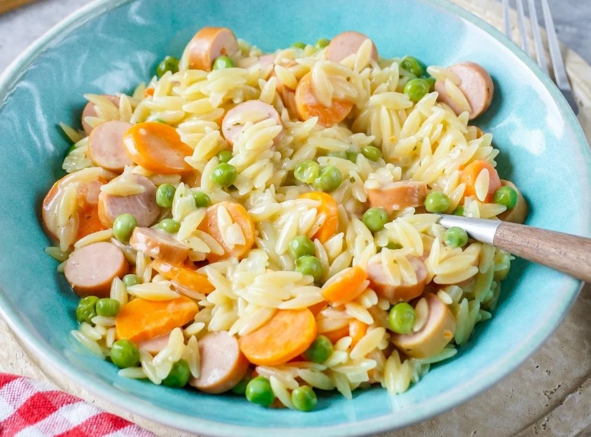 Kritharaki-Pfanne mit Würstchen, ein leckeres und schnelles Rezept.