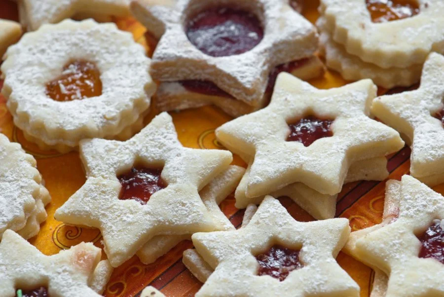 Linzer Sterne Plätzchen mit Marmelade auf einem Teller