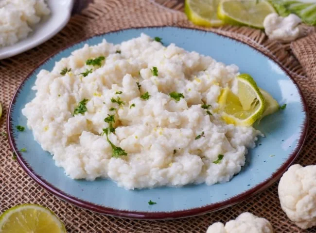 Nahrhaftes low carb Blumenkohlpüree in einer Schüssel serviert