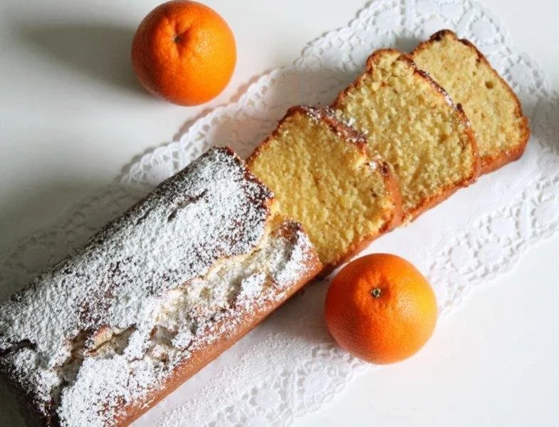 Saftiger Mandarinen-Grieß-Kastenkuchen mit frischen Mandarinenstücken