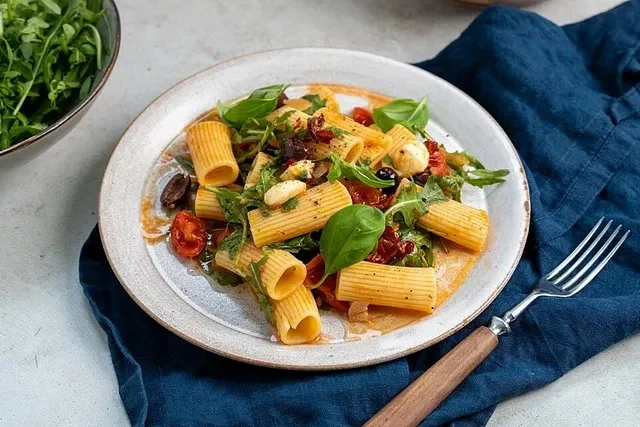 Mediterraner Pasta-Salat mit Rucola von *~Manu~*