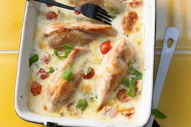 Mozzarella-Hähnchen in Basilikum-Sahnesauce von bienemaya auf einem Teller serviert.