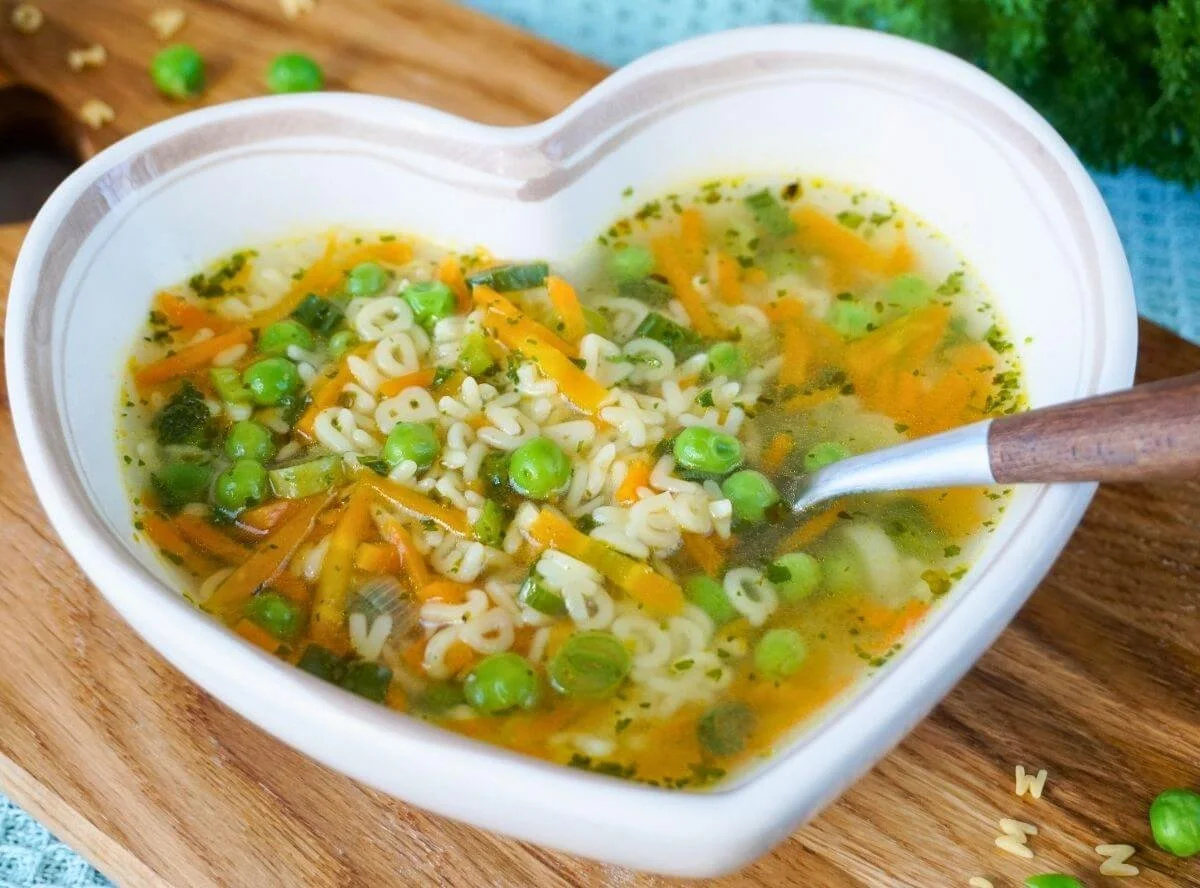 Nudelsuppe mit frischem Gemüse in einer Schüssel