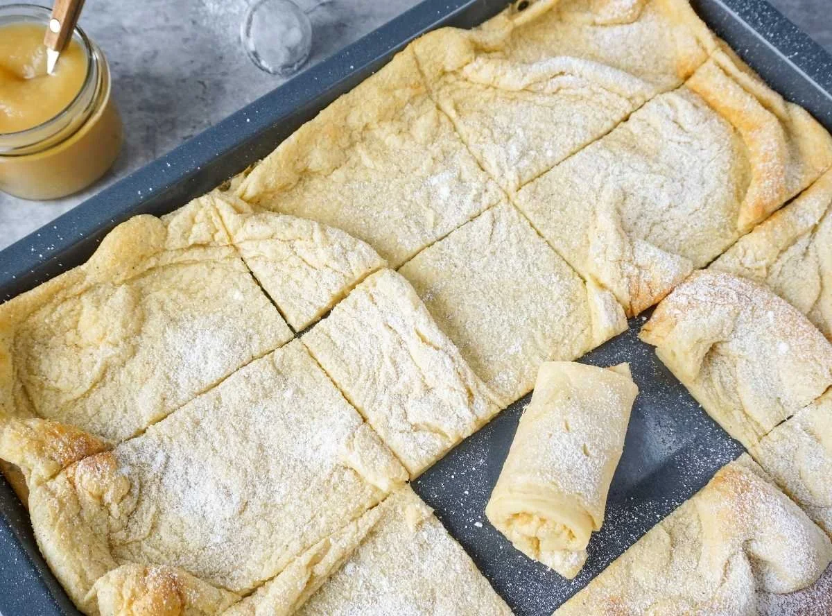 Ofenpfannkuchen vom Blech für eine Familie mit Kindern serviert.