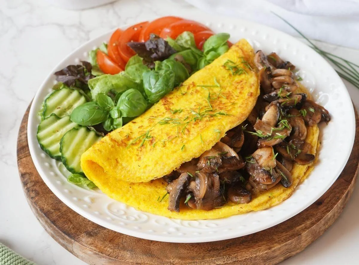 Leckere Omelette mit frischen Pilzen auf einem Teller