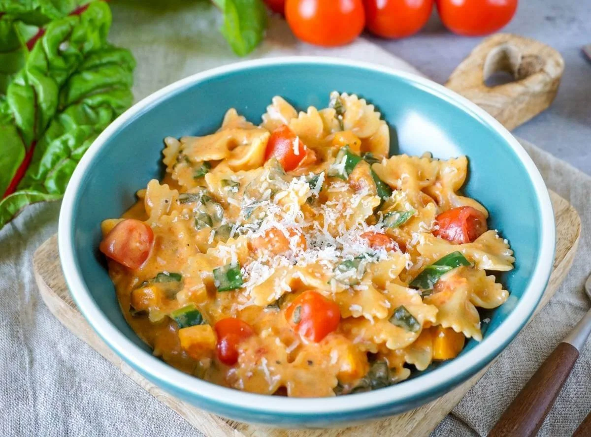 One Pot Pasta mit Mangold in einem bunten Teller serviert