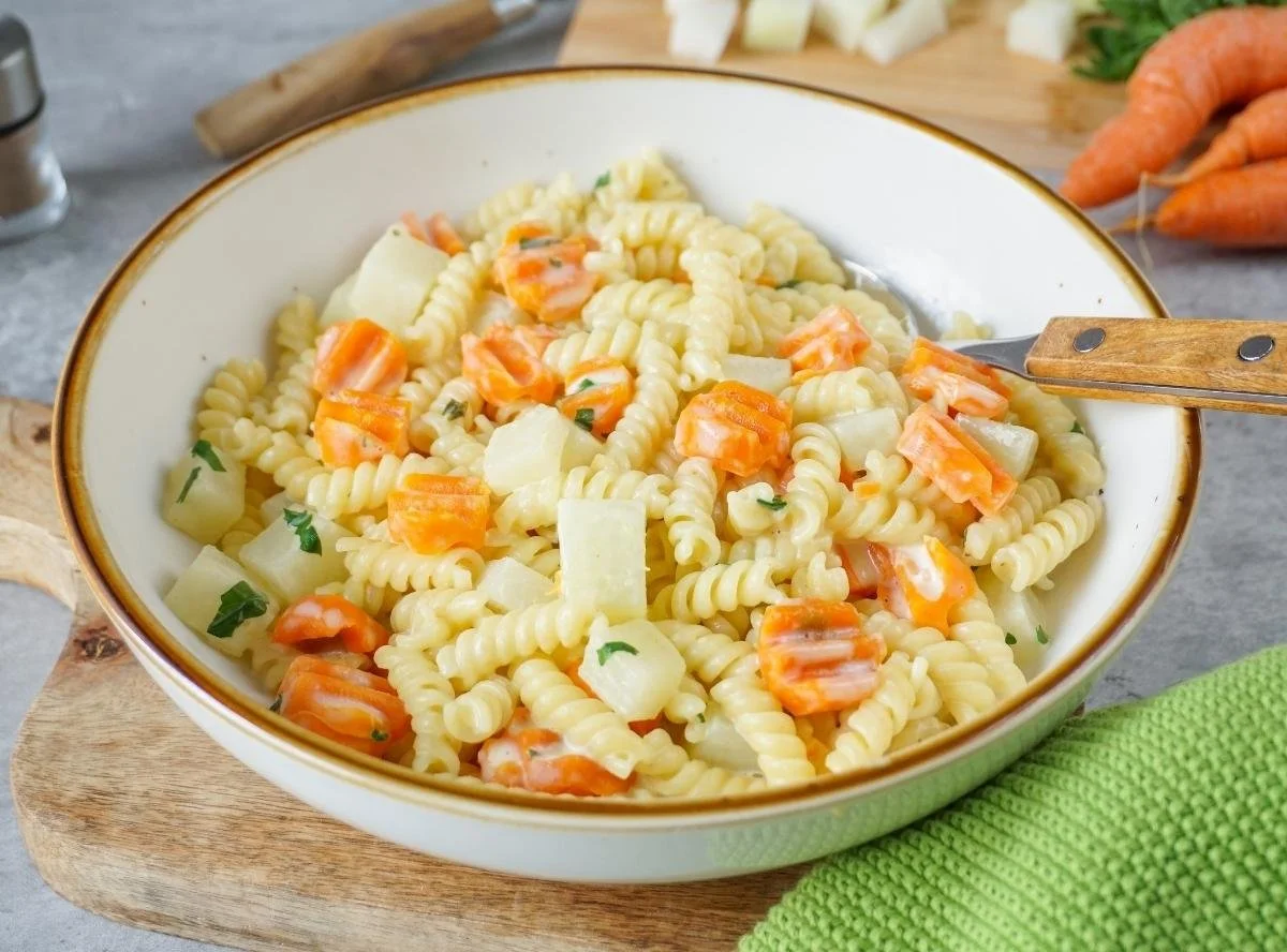 One Pot Pasta mit Karotten, Kohlrabi und Frischkäse in einer Schüssel