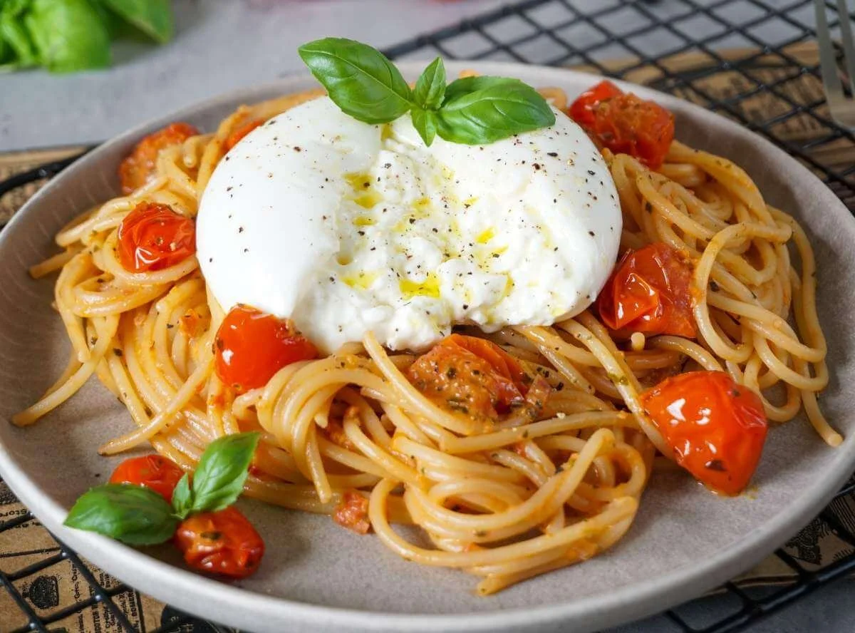 Pasta mit Burrata und Pesto auf einem Teller