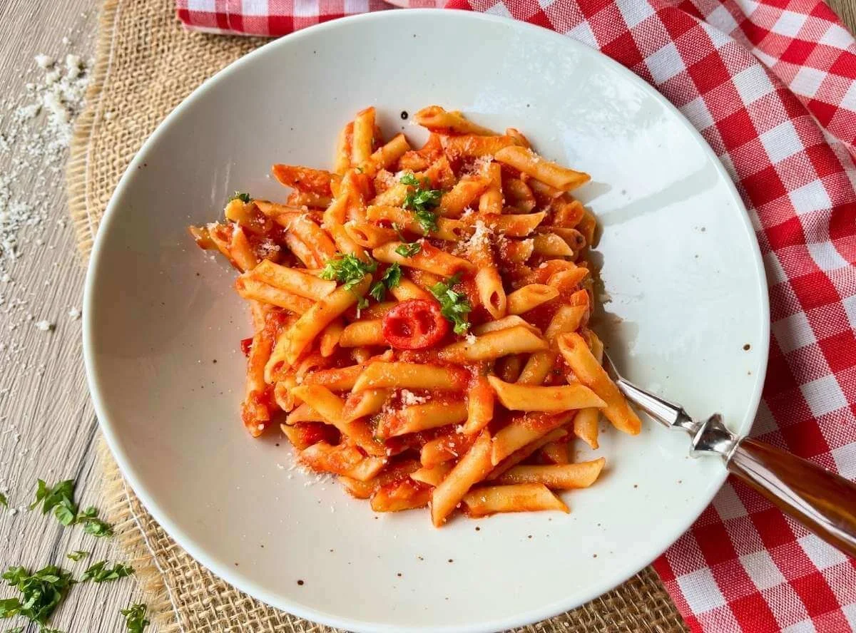 Penne Arrabbiata mit scharfer Sauce und frischen Kräutern