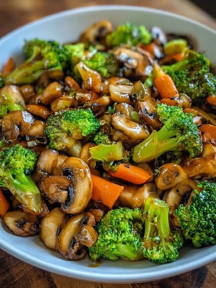 Pfanne mit Champignons, Brokkoli und Karotten auf einem Teller