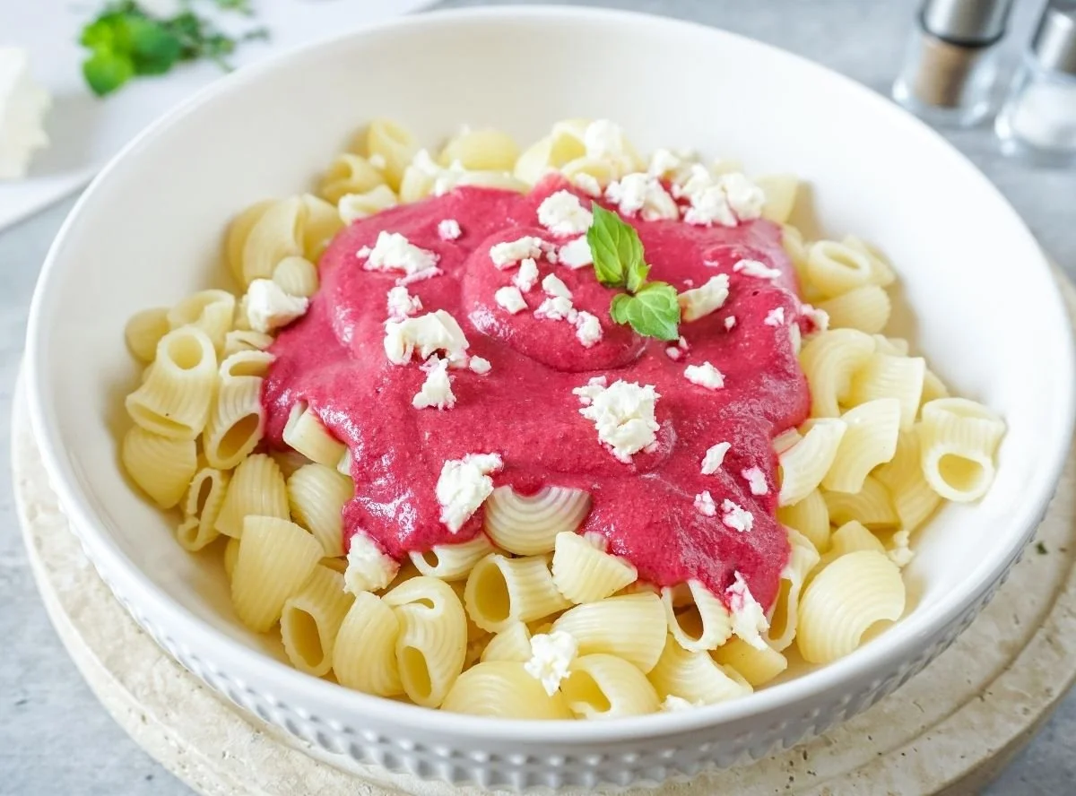 Leckere Pink Pasta mit Roter Bete auf einem Teller angerichtet
