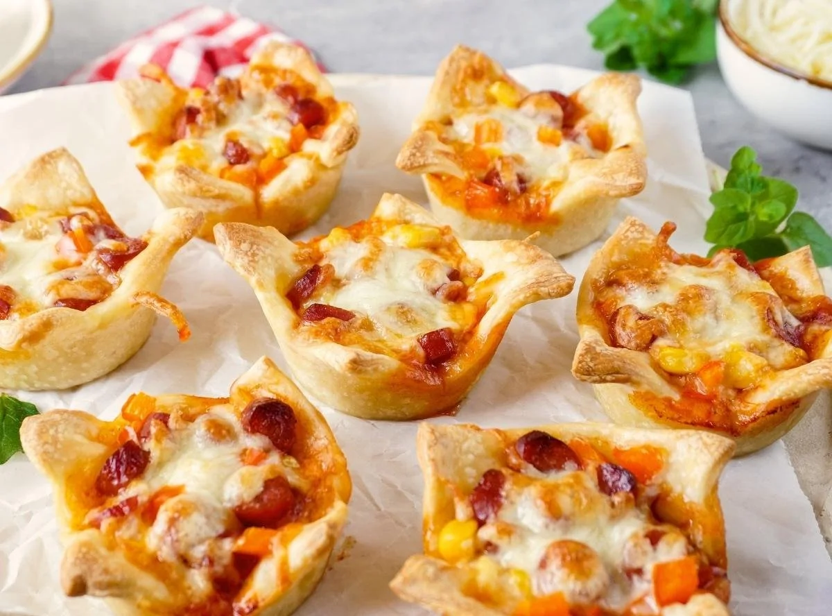 Leckere Pizza-Muffins, frisch gebacken und perfekt als Snack oder Party-Gericht