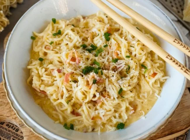 Schüssel Ramen Carbonara, eine kreative Fusion aus Ramen und Carbonara Sauce