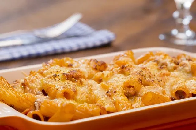 Leckere Rigatoni al forno nach original Rezept mit Käse überbacken