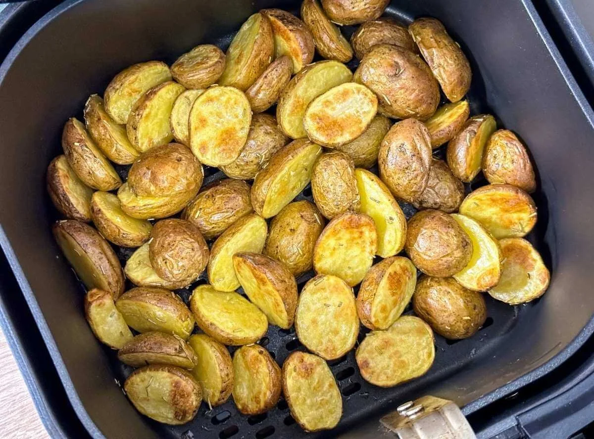 Köstliche Rosmarinkartoffeln aus der Heißluftfritteuse, knusprig und gut gewürzt.