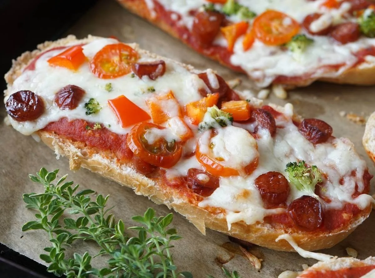 Überbackenes Salami Baguette frisch aus dem Ofen mit geschmolzenem Käse.
