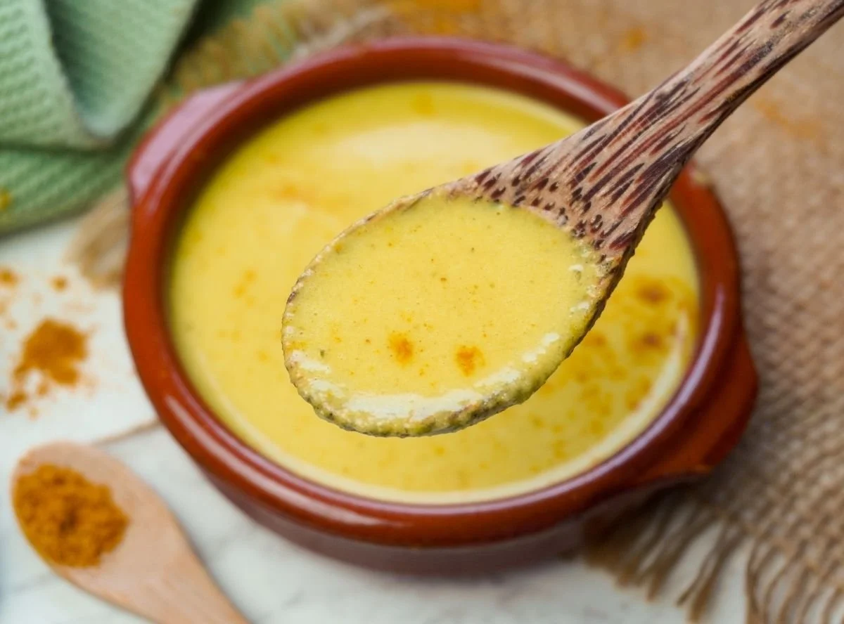 Schnelle Currysauce zu Reis oder Hähnchen auf einem Teller angerichtet