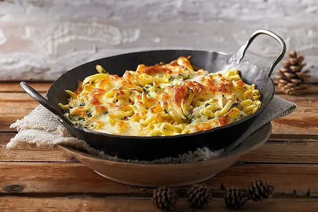 Schnelle Zubereitung von Käsespätzle, einem traditionellen deutschen Gericht