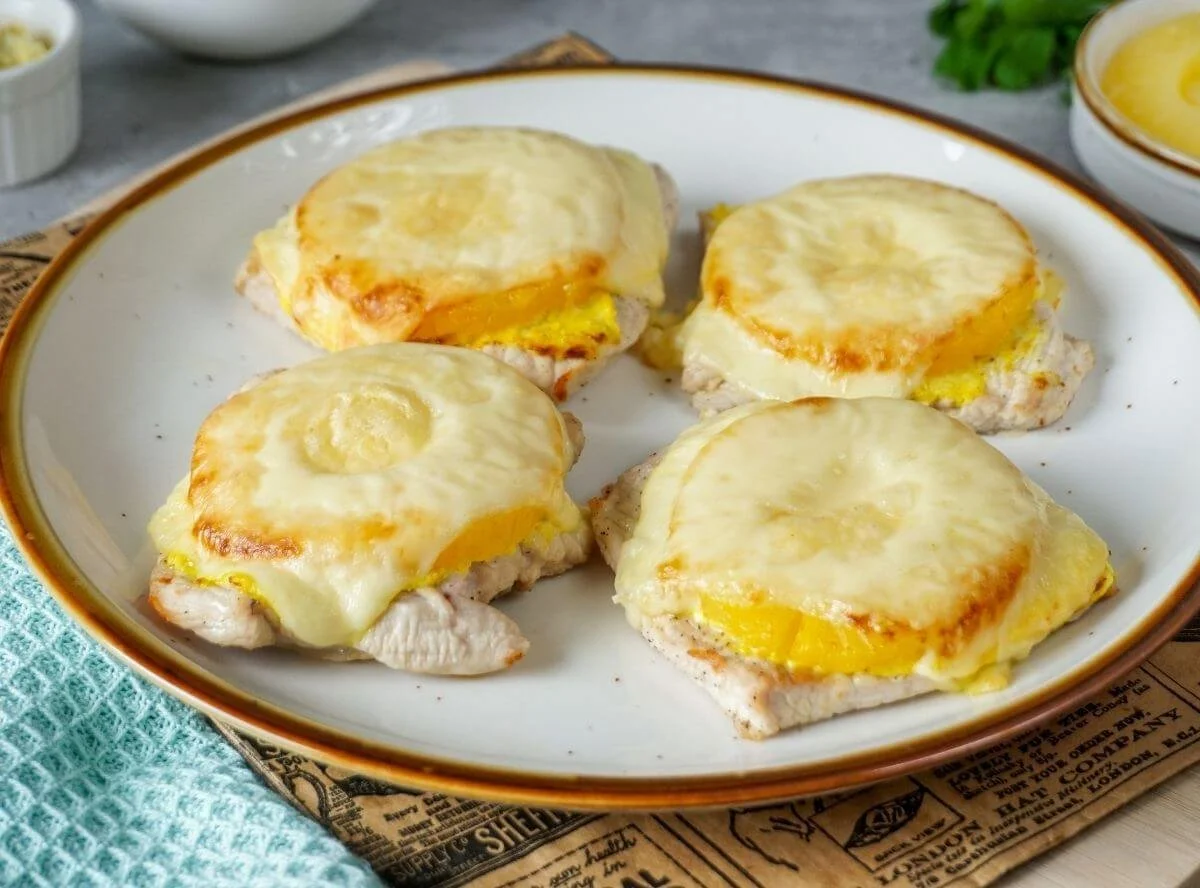 Schnitzel Hawaii aus der Heißluftfritteuse mit Ananas und Schinken garnished