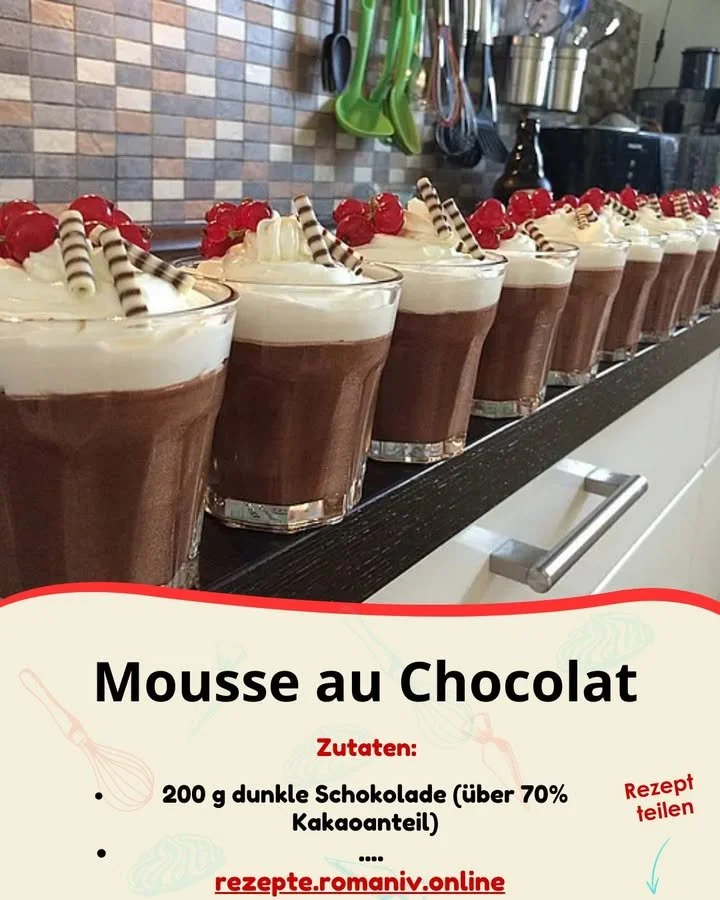 Cremige Schokoladenmousse in einer eleganten Dessertschale serviert.