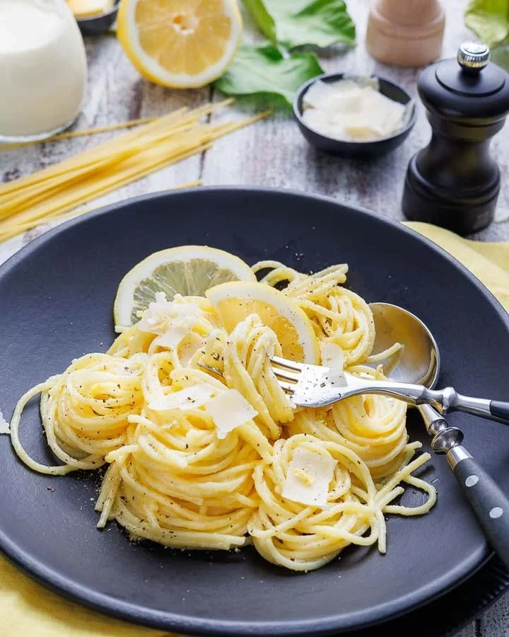 Spaghetti mit Zitrone, frische Pasta mit Zitrusaroma serviert.