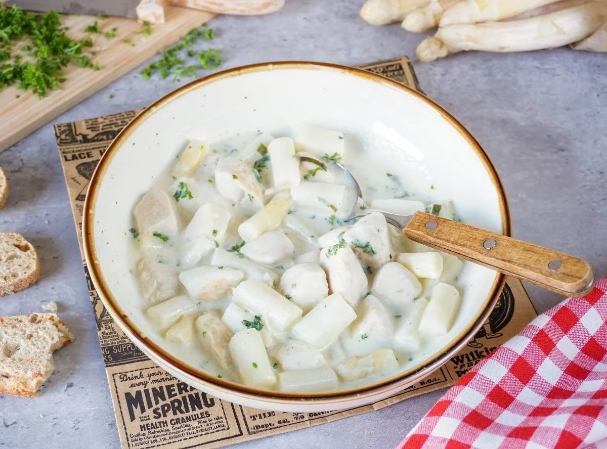 Spargel Hähnchen Pfanne mit cremiger Sahnesauce auf einem Teller serviert.