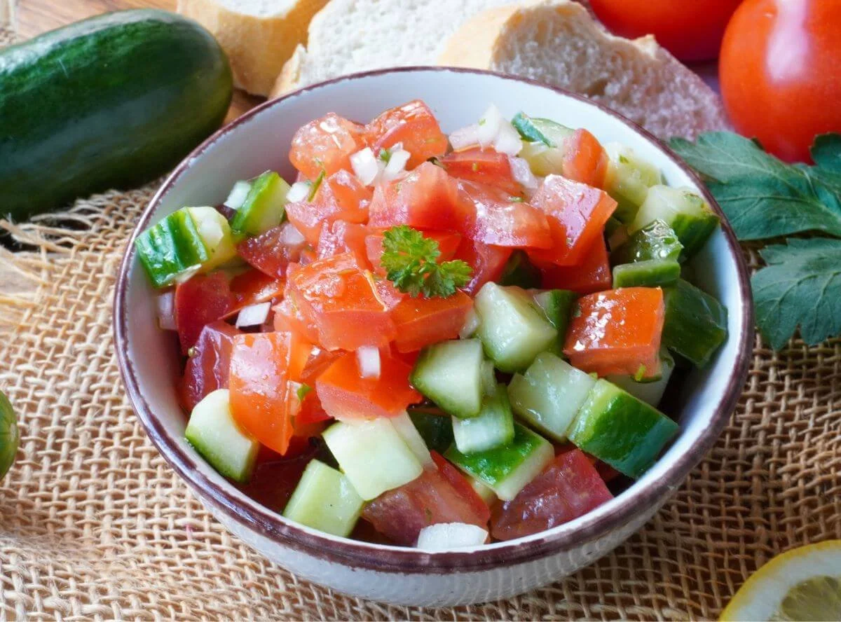 Frischer Tomaten-Gurken-Salat, schnell und einfach zubereitet.