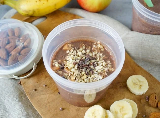 Übernachtungs-Haferflocken mit Schoko und Banane für ein gesundes Frühstück