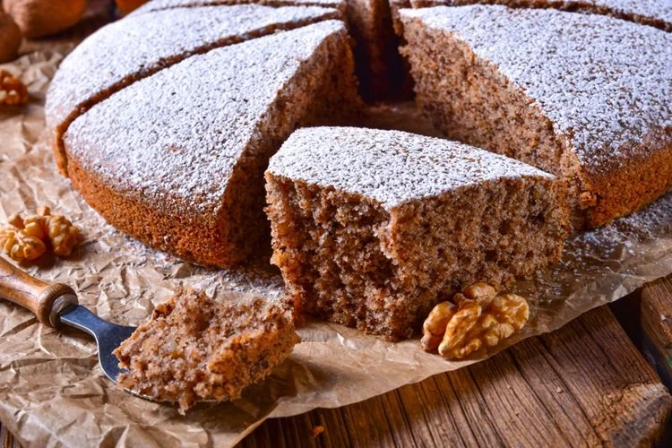 Leckerer Walnusskuchen frisch gebacken auf einem Holzbrett