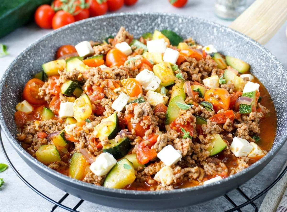 Leckere Zucchini Hackfleisch Pfanne serviert auf einem Teller.